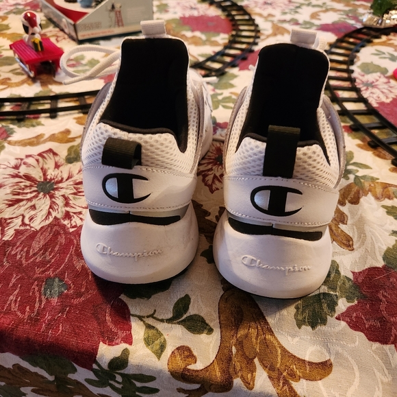 Champion athletic shoes - Picture 2 of 3